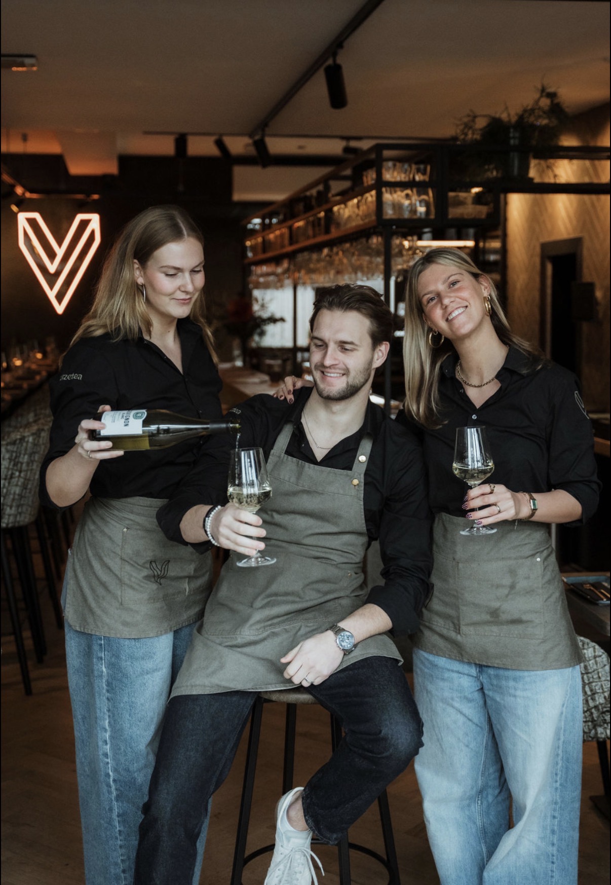 Team van Veemarktplein onder de neon V