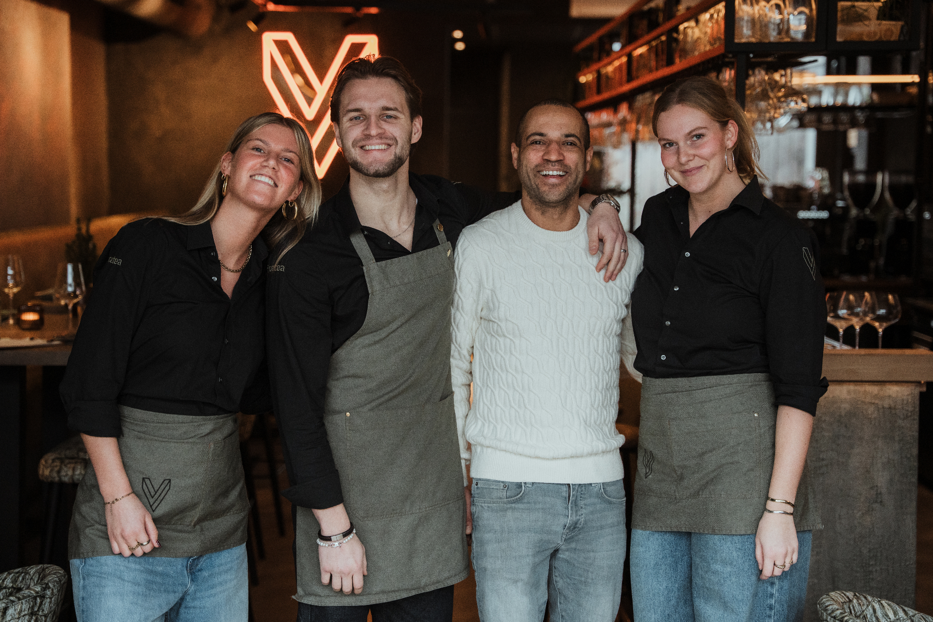 Team van Veemarktplein onder de neon V