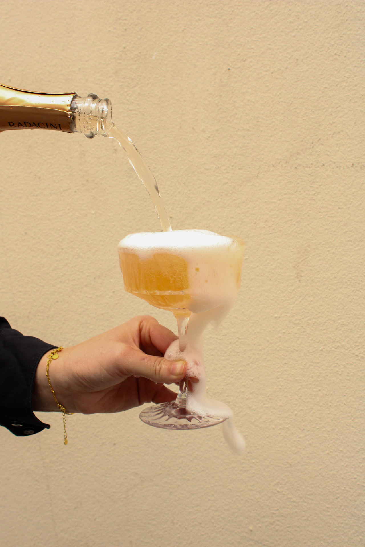 Rose bubbel wordt ingeschonken over het glas