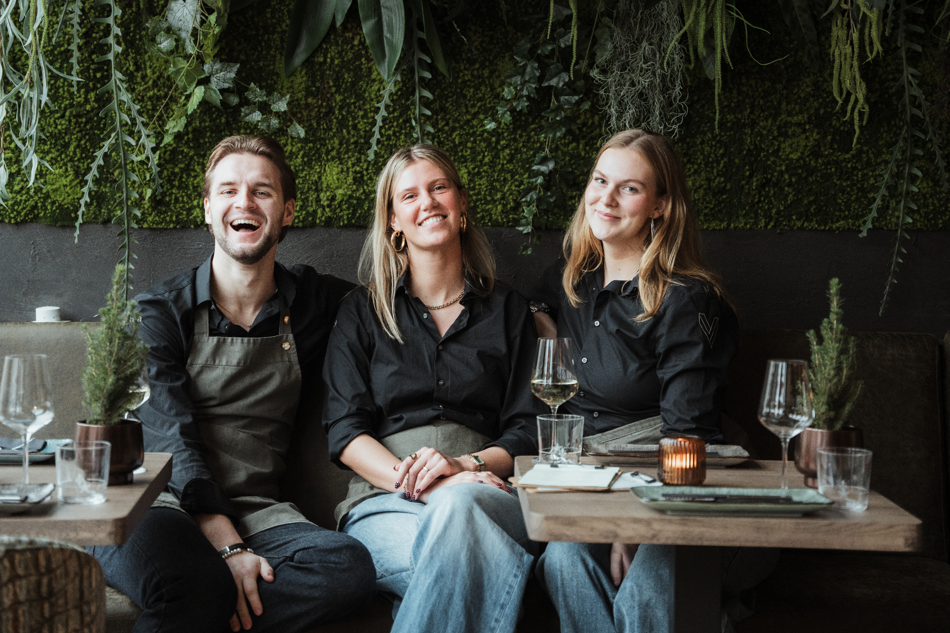 Team van Veemarktplein aan tafel bij de plantenwand