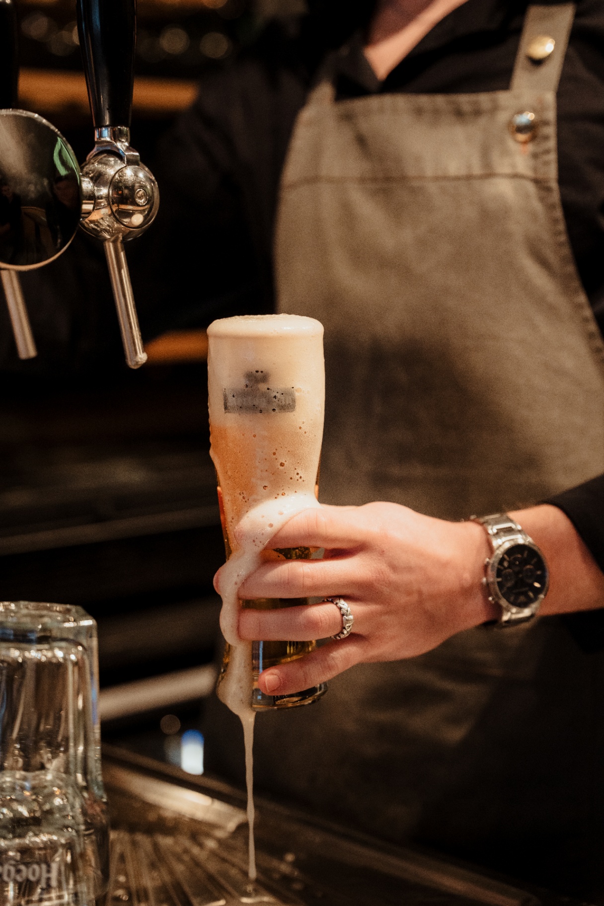 Vers biertje wordt getapt met volle schuimkraag